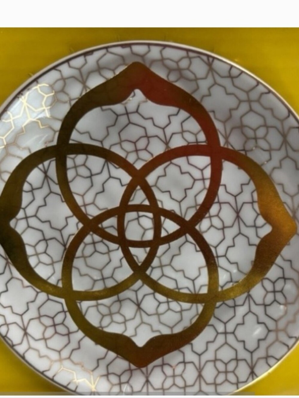 Kendra Scott NEW Filigree Decorative White Porcelain Dish with Gold Overlay - Picture 3 of 3